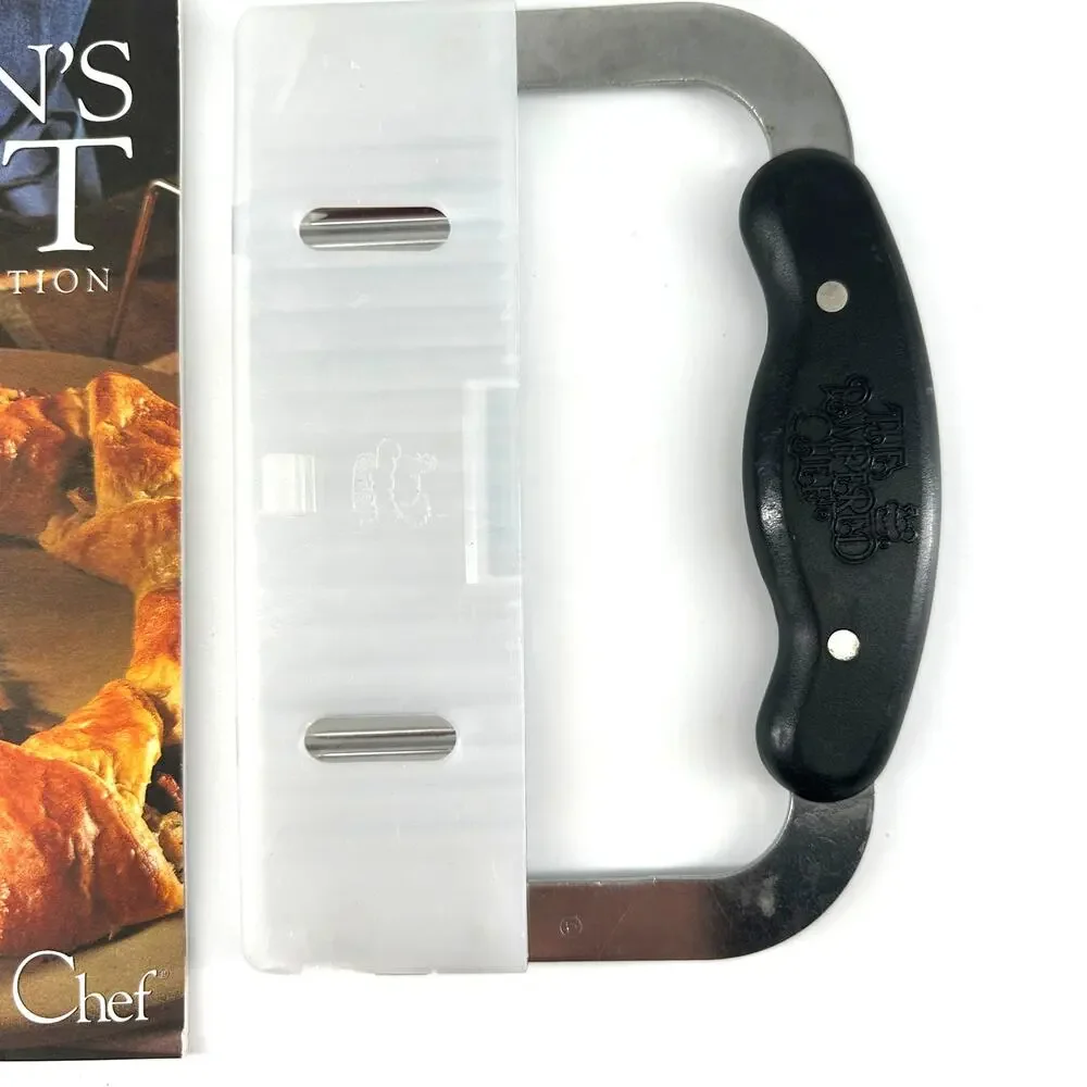 Pampered Chef Crinkle Cutter #1062 with Blade Cover + 2000 Season’s Recipe Book